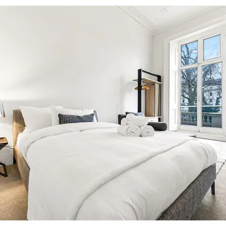 Upscale Urban Haven: Luxury Flat Apartment
